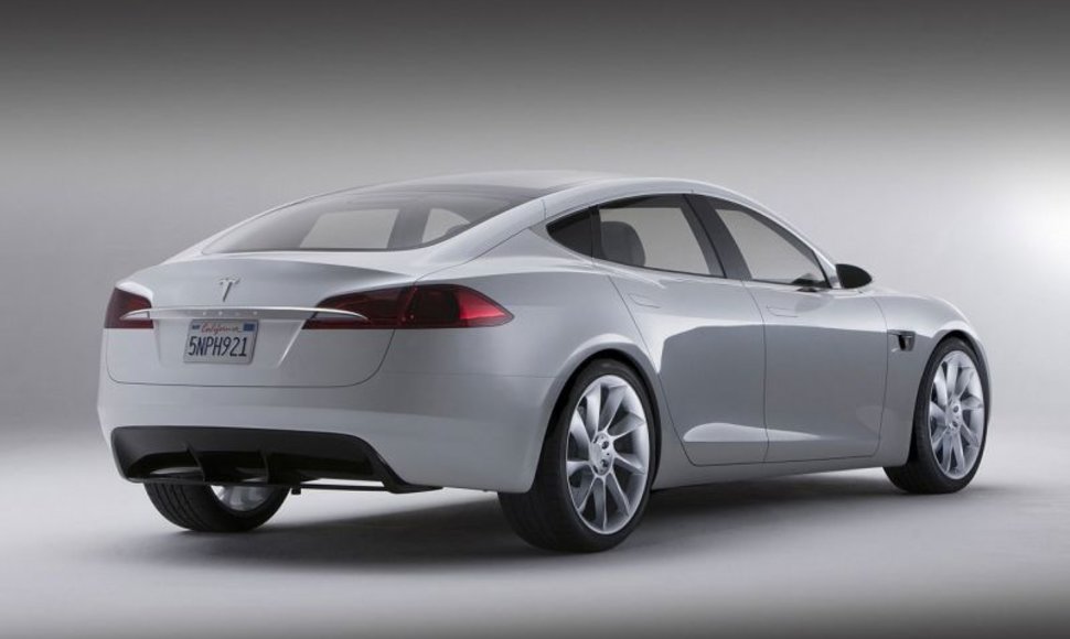 „Tesla Model S“ – įspūdingas elektrinis sedanas