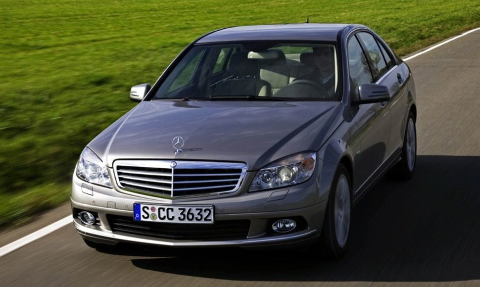 Pristatytas „Mercedes-Benz C 350 CGI BlueEFFICIENCY“