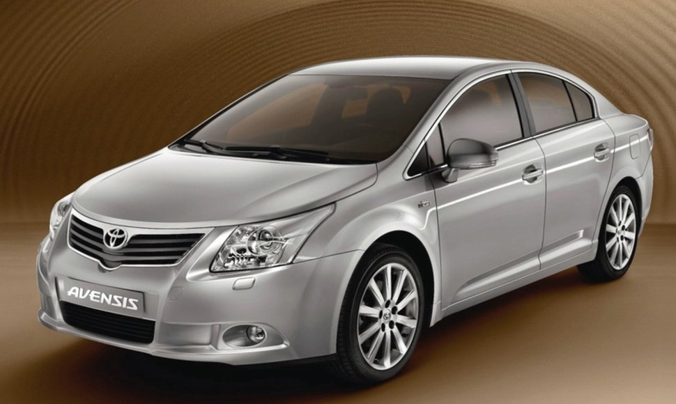 Naujasis „Toyota Avensis“ nuotraukose