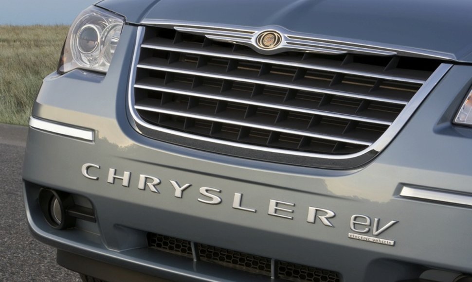 „Chrysler“ pristatė tris elektra varomus automobilius