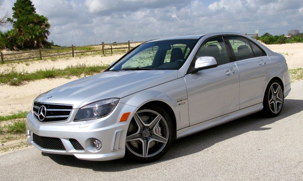 „Renntech Mercedes-Benz C63 AMG” – stilingas ir galingas