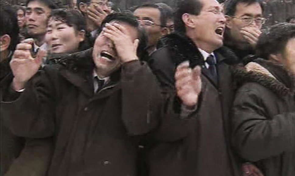 Į laidotuves susirinkę žmonės gedi Šiaurės Korėjos lyderio Kim Jong Ilo.