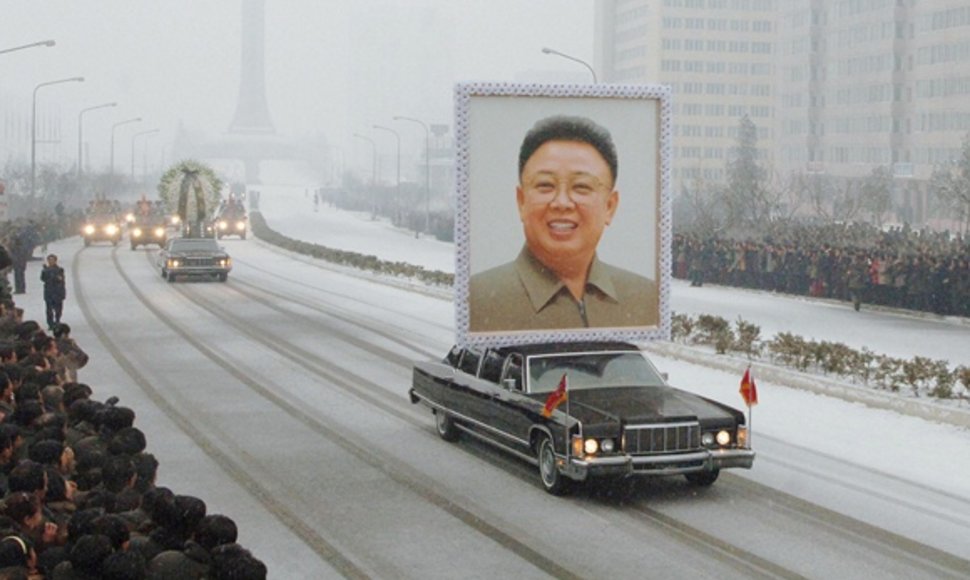 Šiaurės Korėjos lyderio Kim Jong Ilo portretas ant automobilio