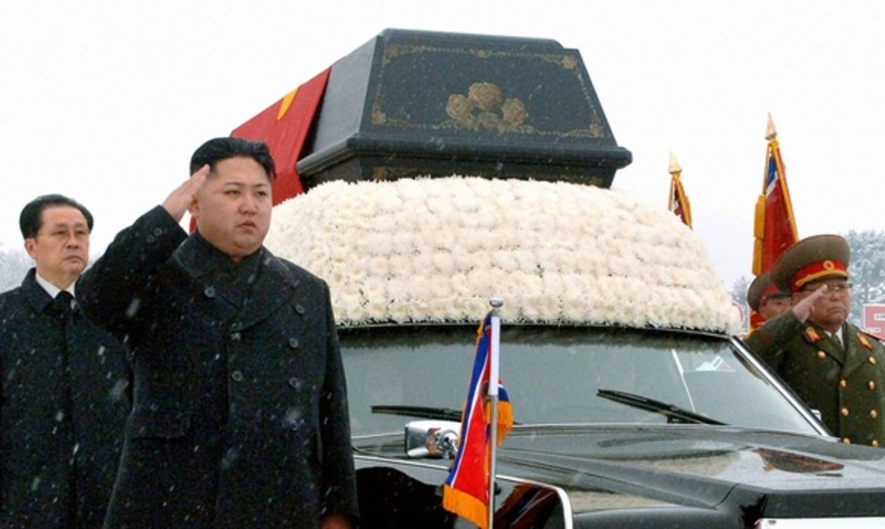 Kim Jong-Unas (antras iš kairės)