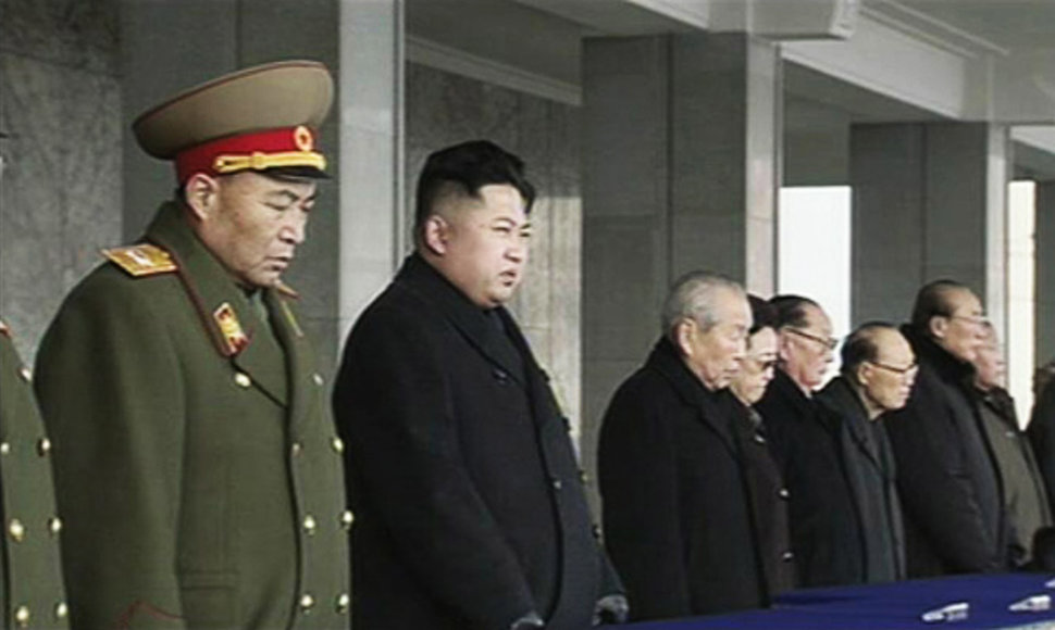 Naujasis Šiaurės Korėjos lyderis Kim Jong Unas (antras iš kairės)