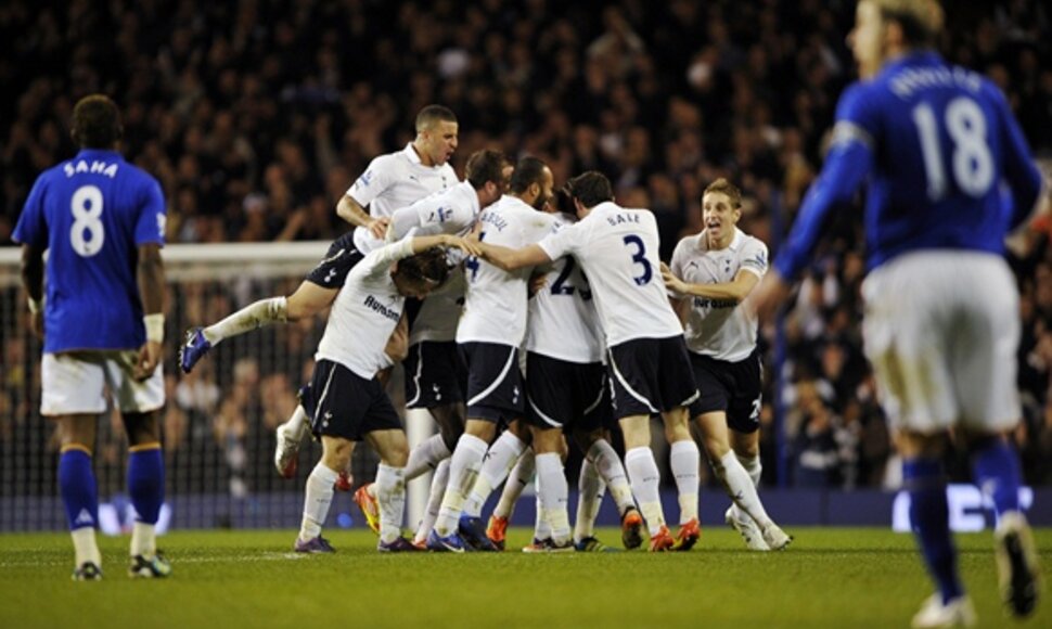 Londono „Tottenham“ futbolininkai džiaugiasi įvarčiu.