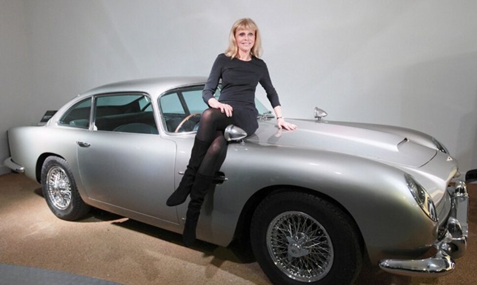 &Scaron;vedų aktorė Britt Ekland prie &bdquo;Aston Martin DB5&ldquo;, kuris buvo naudojamas 1964 m. Džeimso Bondo filme &bdquo;Auksapir&scaron;tis&ldquo;