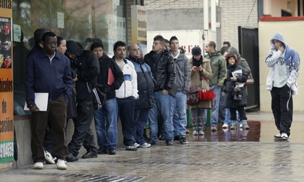 Ispanijoje bedarbiai laukia kada bus atidaryta įdarbinimo įstaiga.