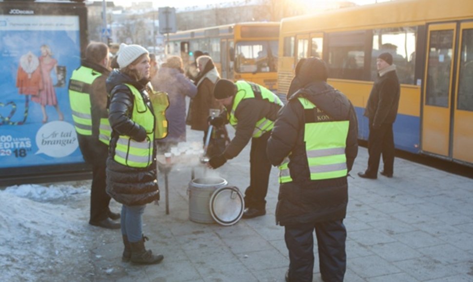 Viešojo transporto kontrolieriai vaišino vilniečius nemokama karšta arbata.