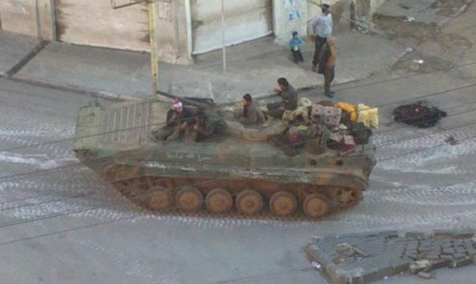 Miesto gatvėse patruliuoja Sirijos armijos tankas.