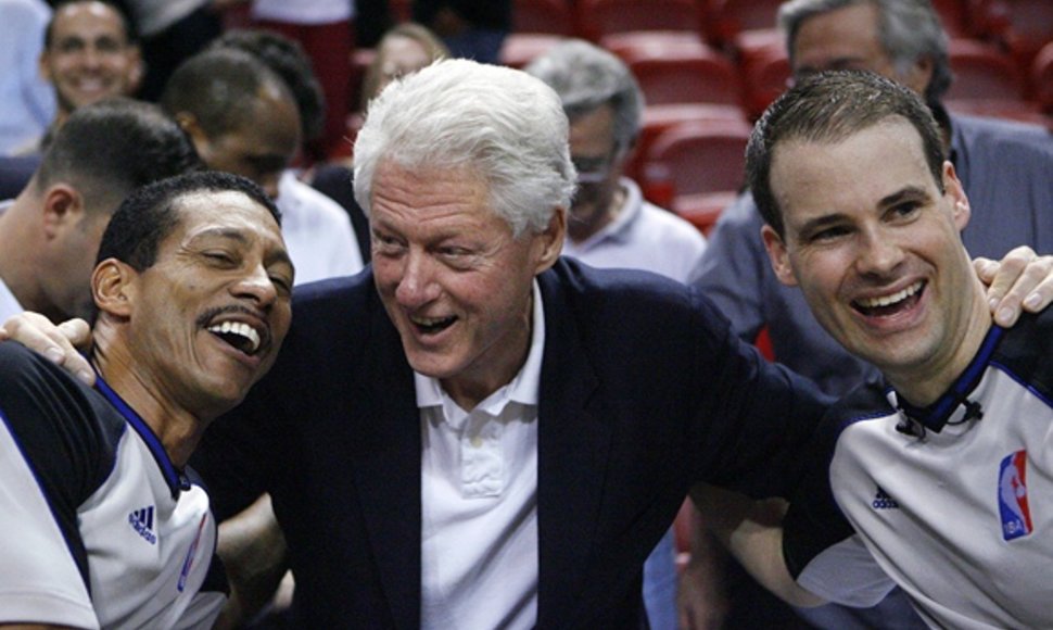 Billas Clintonas su rungtynių teisėjais