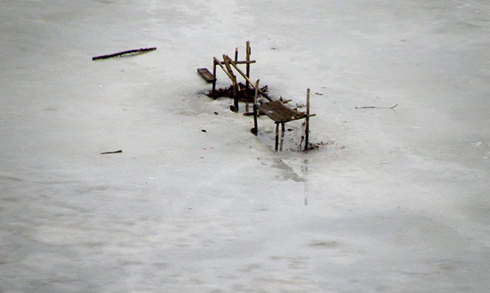 Žvejų suolelis ant Neris ledo