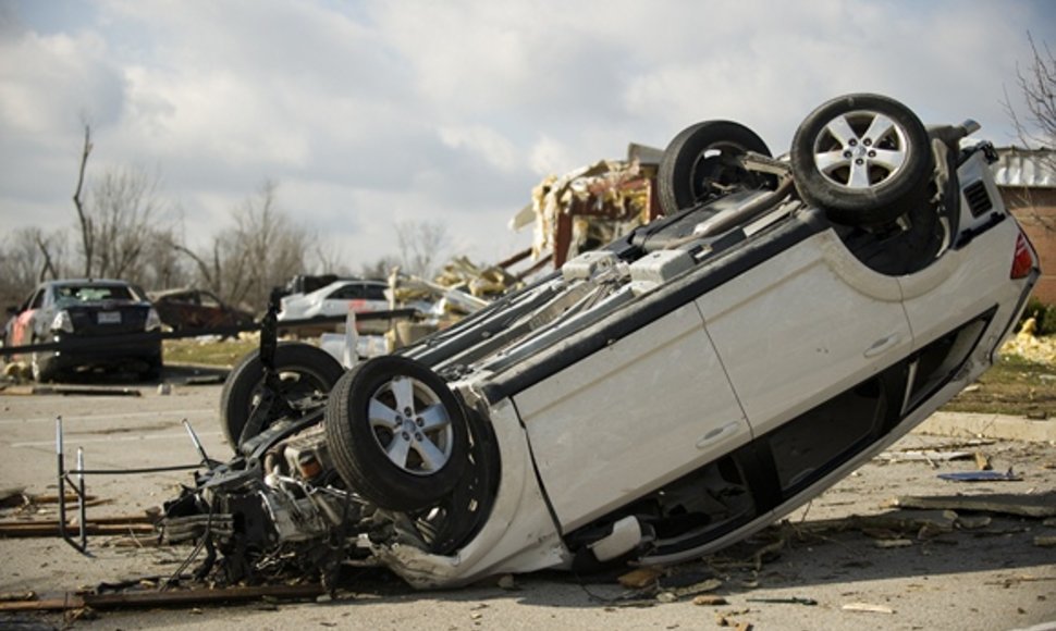 Tornado nuniokotas automobilis