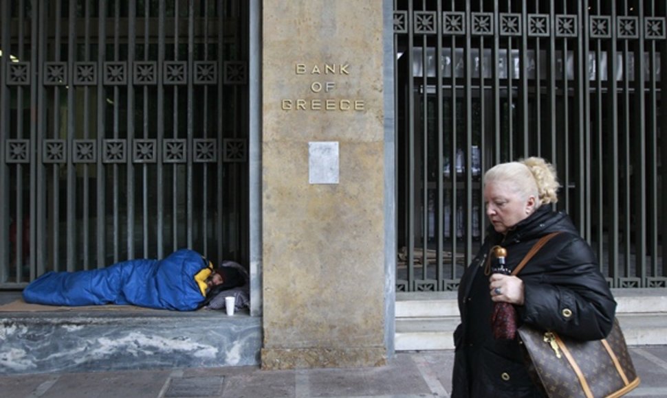 Benamis vyras guli prie Graikijos banko.