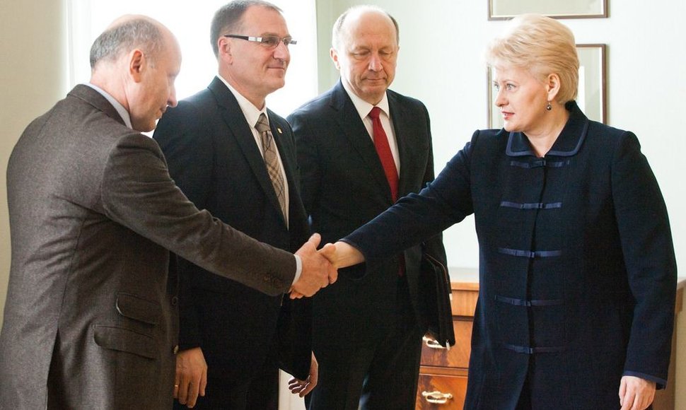 Dalia Grybauskaitė sveikinasi su Raimundu Palaičiu