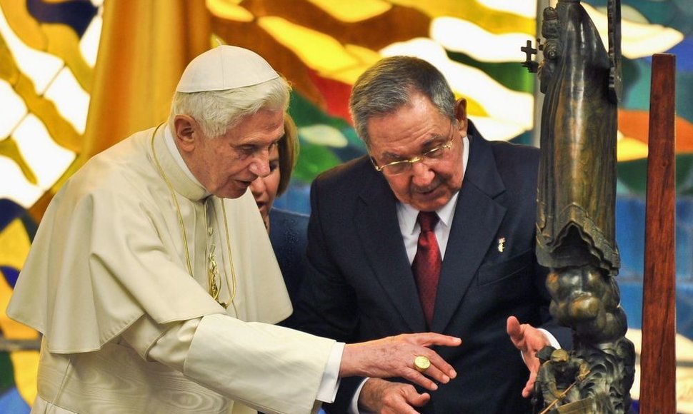 Kubos prezidentas Raulis Castro įteikė dovaną Popiežiui Benediktui XVI.
