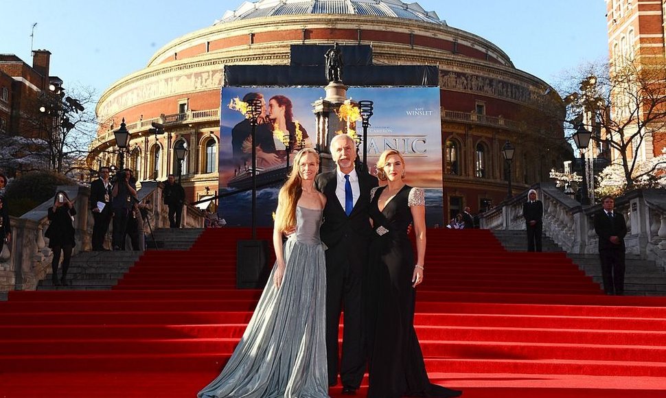 Jamesas Cameronas su žmona Suzy Amis (kairėje) ir Kate Winslet
