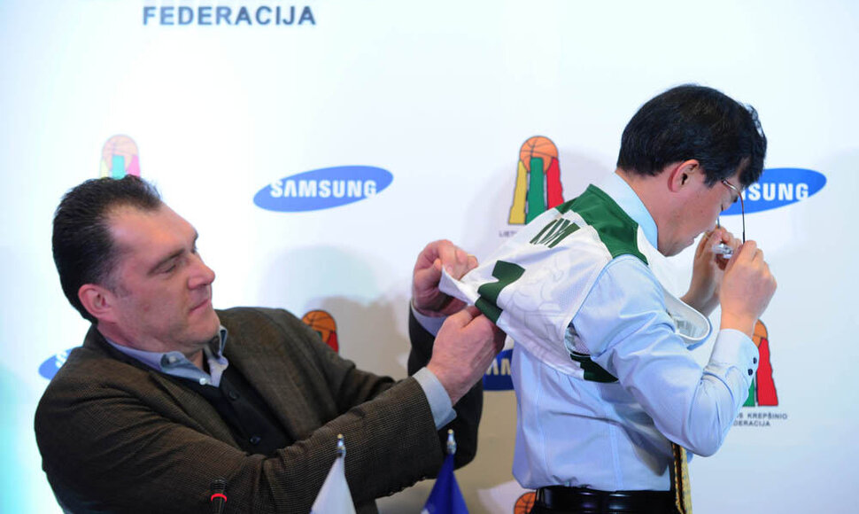 Arvydas Sabonis ir „Samsung“ vadovas Baltijos šalyse Josephas Kimas
