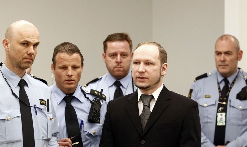 Į teismo salę atvedamas Andersas Behringas Breivikas