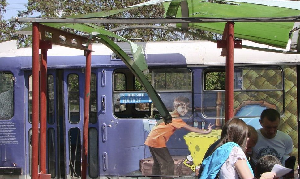 Sprogimo apgadinta stotelė ir tramvajus