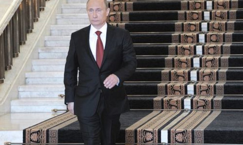 Vladimiras Putinas išeina iš Rusijos Baltųjų rūmų.