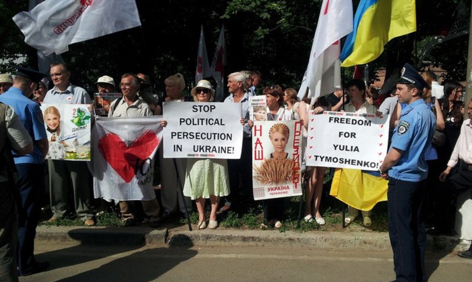 Minios žmonių su plakatais ir vėliavomis prie Charkovo centrinės klinikos