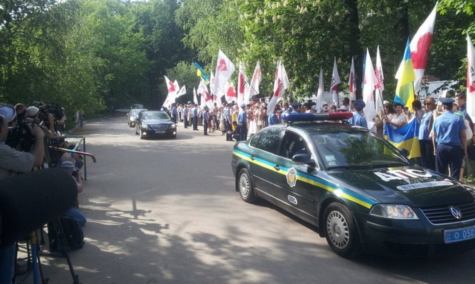 Lietuvos prezidentės Dalios Grybauskaitės kortežas atvyko į ligoninę Charkove.