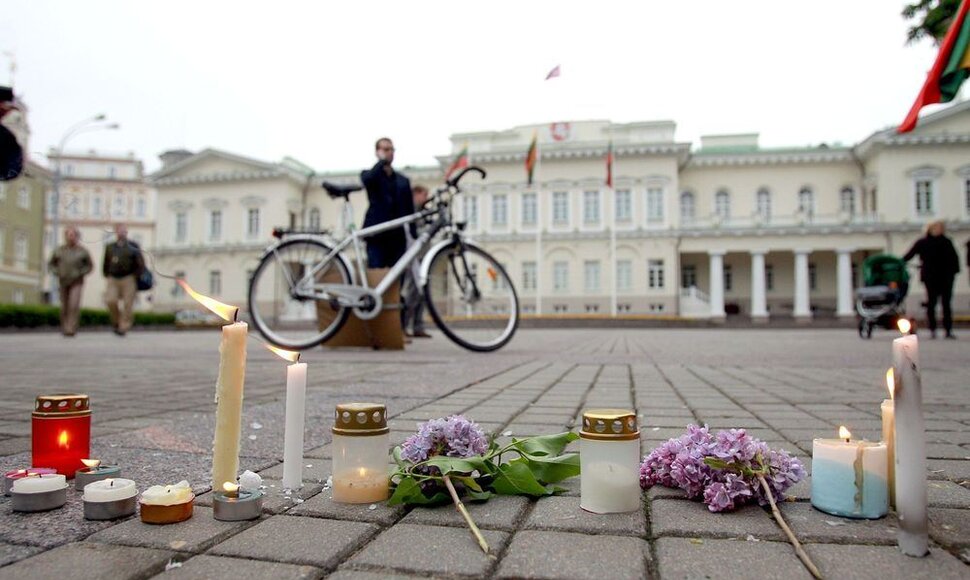 Drąsiaus Kedžio šalininkų žvakės ir gėlės prie prezidentūros