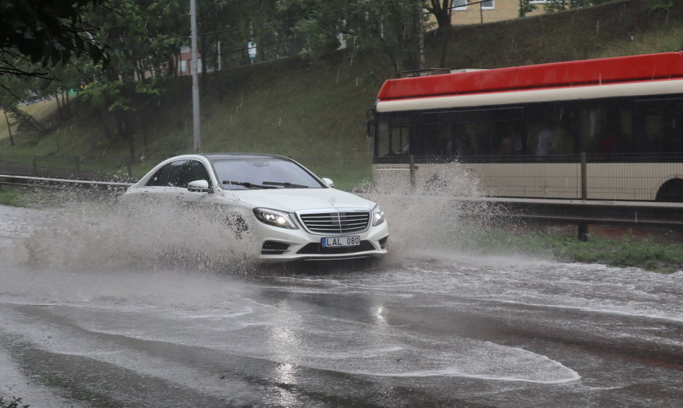 Vilniuje pasirodė ilgai lauktas lietus