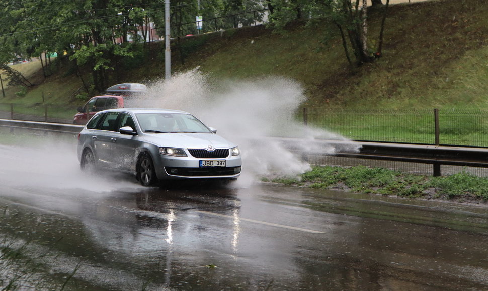 Vilniuje pasirodė ilgai lauktas lietus