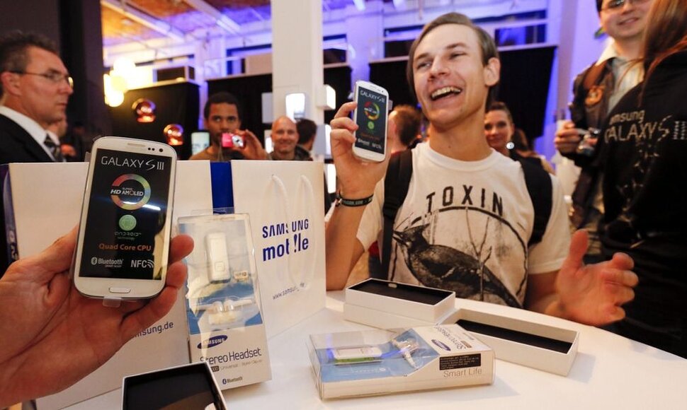 Laimingas &bdquo;Samsung Galaxy SIII&ldquo; pirkėjas