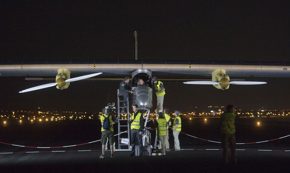 Bernardas Piccardas ruošiasi skrydžiui saulės energijos varomu lėktuvu „Solar Impulse“