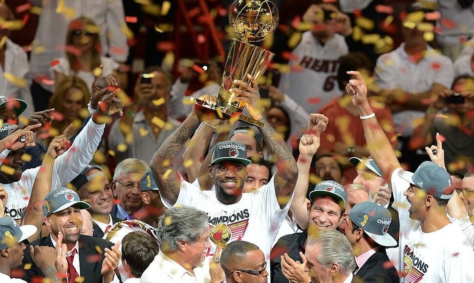 LeBronas Jamesas su NBA trofėjumi rankose