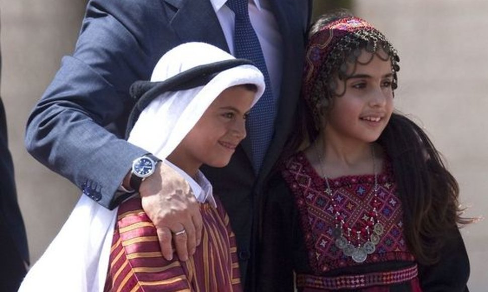 Rusijos prezidentas Vladimiras Putinas su Palestinos tradiciniais drabužiais apsirengusiais vaikais