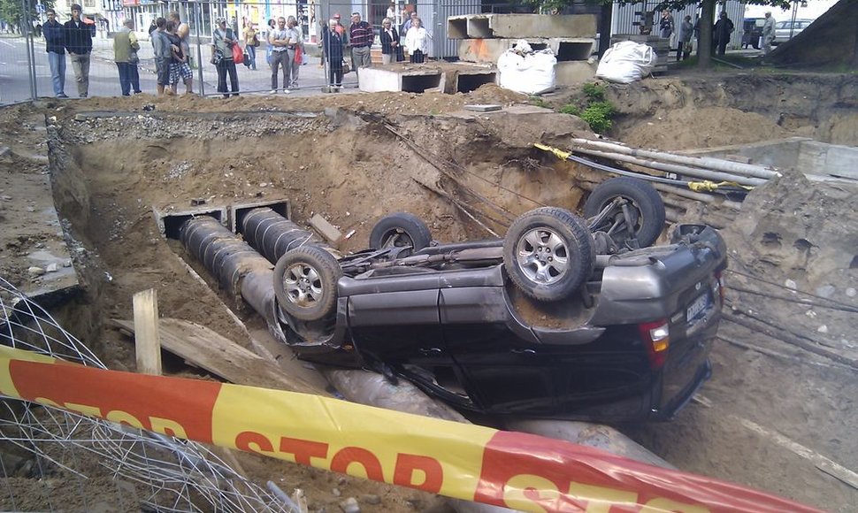 Statybvietėje apvirtęs automobilis