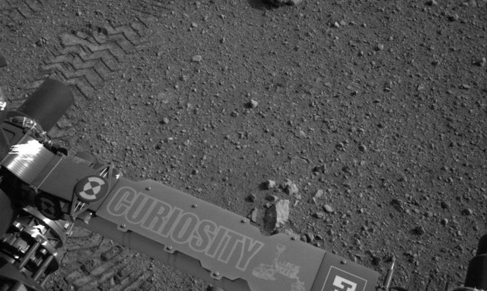 Marsaeigio „Curiosity“ palikti padangų įspaudai 