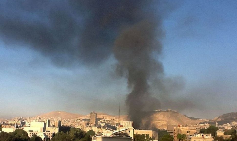 Juodi dūmai kyla virš Damasko