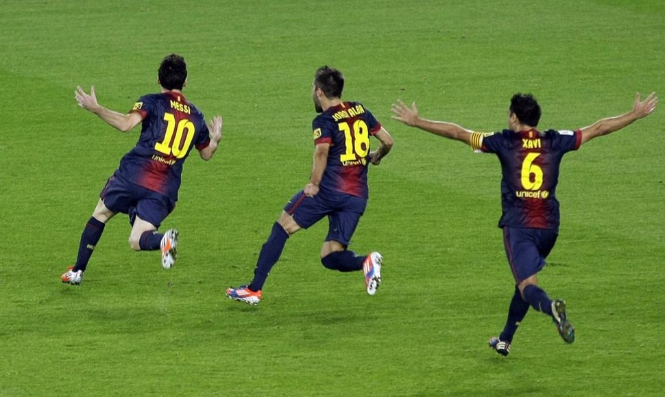 „Barcelona“ klubo futbolininkai džiaugiasi įvarčiu.
