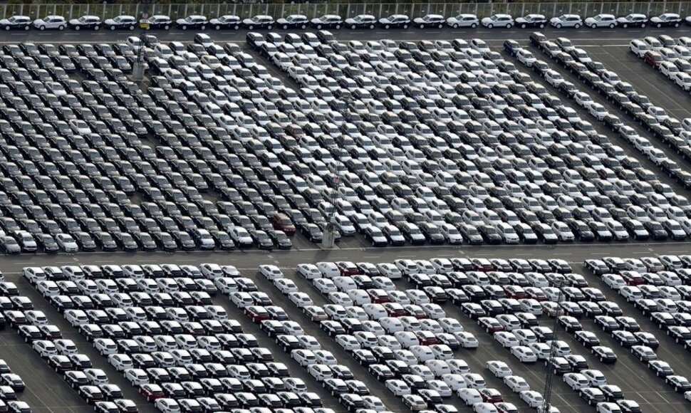 Eksportui paruošti nauji automobiliai