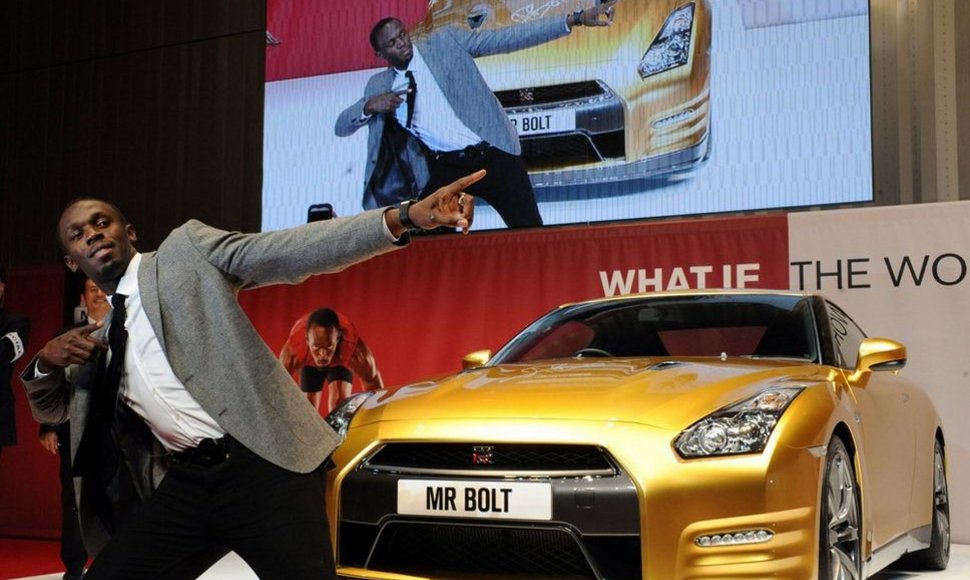 Bėgikas Usainas Boltas šalia „Nissan Bolt Gold GT-R“