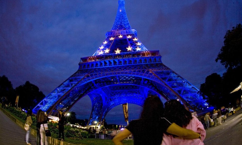 Eifelio bokštas Europos Sąjungos vėliavos spalvomis
