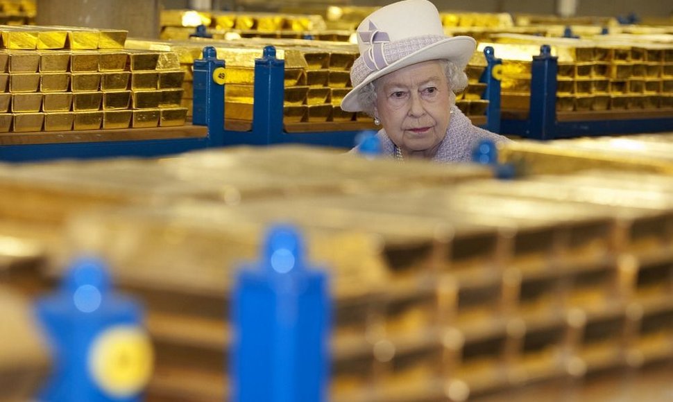 Didžiosios Britanijos karalienė Elizabeth II Anglijos banke