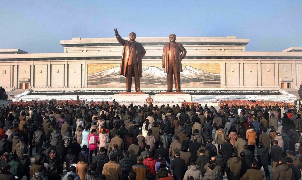 Žmonės susirinko į Kim Jong-Ilo pagerbimo ceremoniją