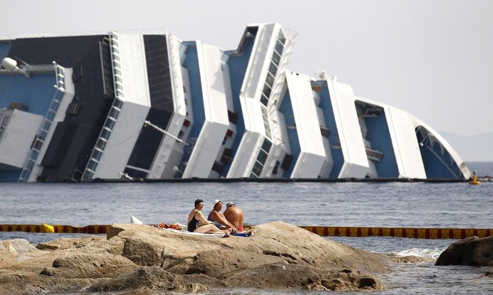 Žmonės ilsisi netoli apvirtusio „Costa Concordia“ kruizinio laivo