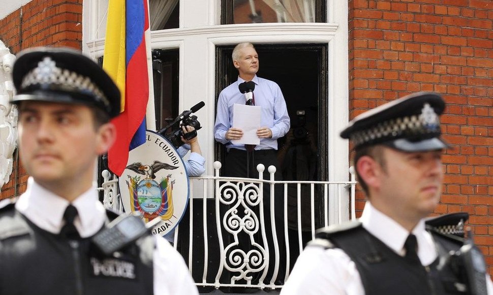 „WikiLeaks“ įkūrėjas Julianas Assange'as Londone