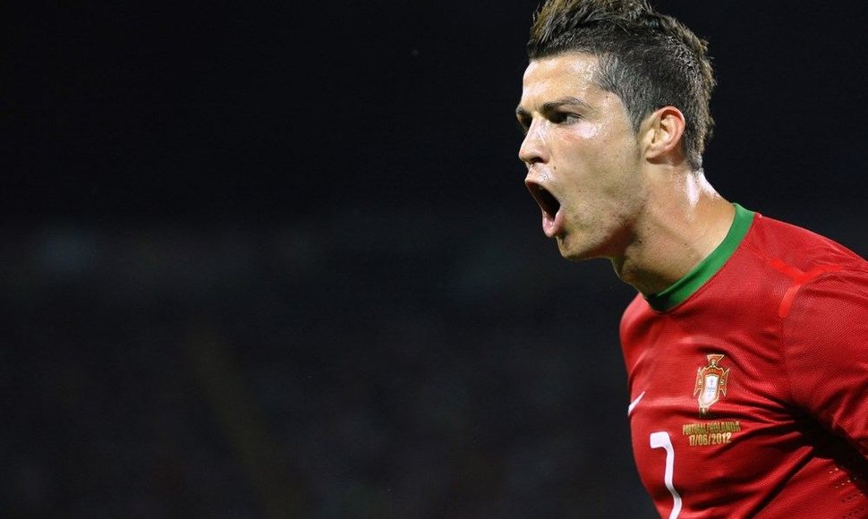 Portugalijos futbolininkas Cristiano Ronaldo džiaugiasi įvarčiu rungtynės su Olandija