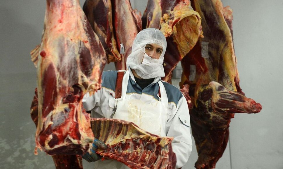 Darbuotojas mėsos perdirbimo fabrike
