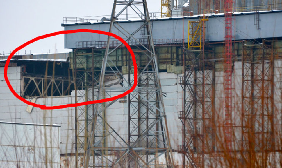 Sugriuvusi Černobylio atominės elektrinės 4-ojo bloko pastato dalis