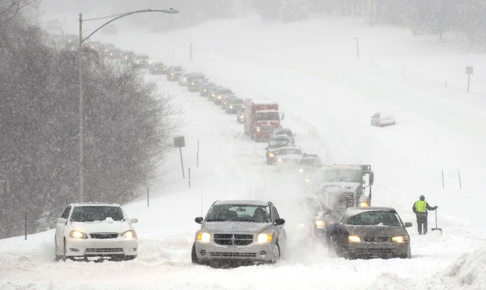 Dėl gausaus sniego keliouose susidarė automobilių spūstys.
