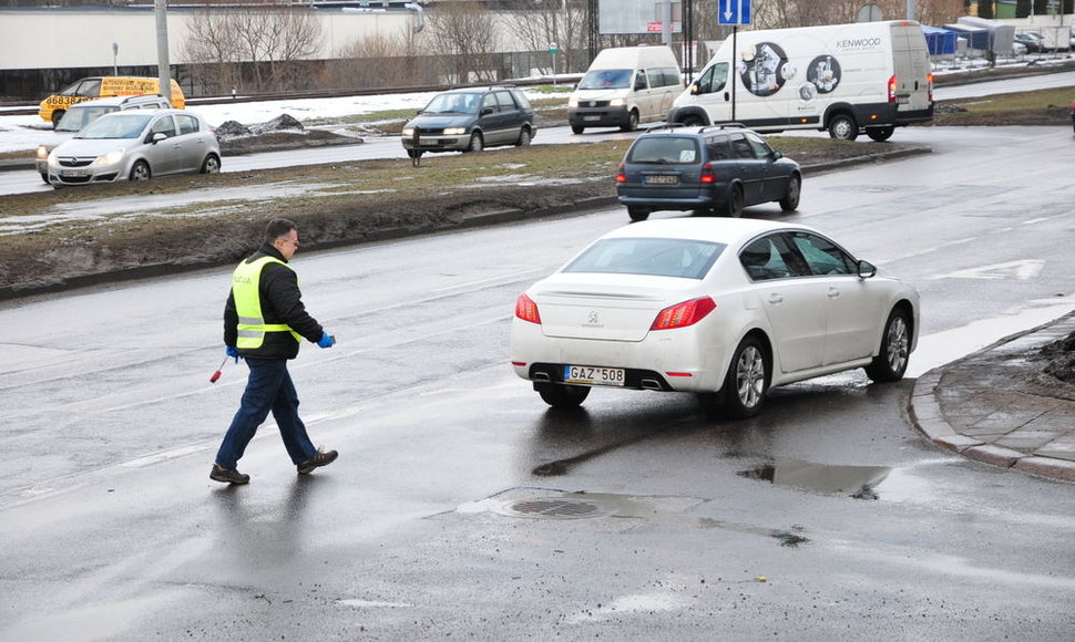 Savanorių prospekte automobilis partrenkė žmogų.